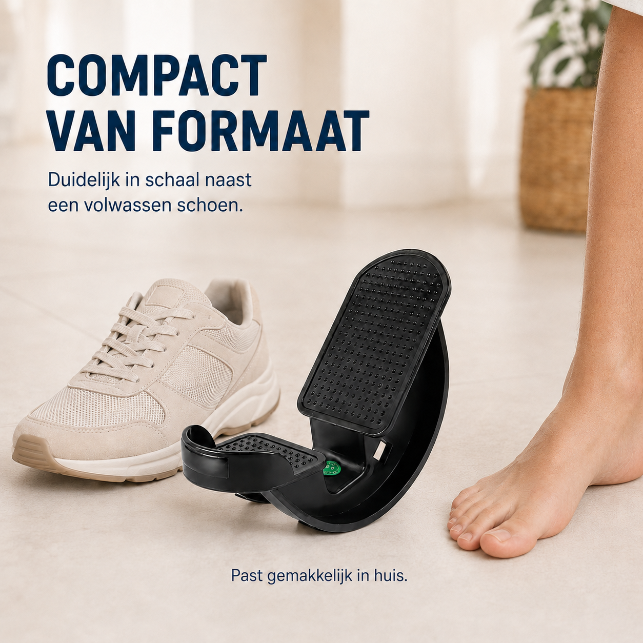 Restora stretchwiel, zwart, compact formaat naast een schoen